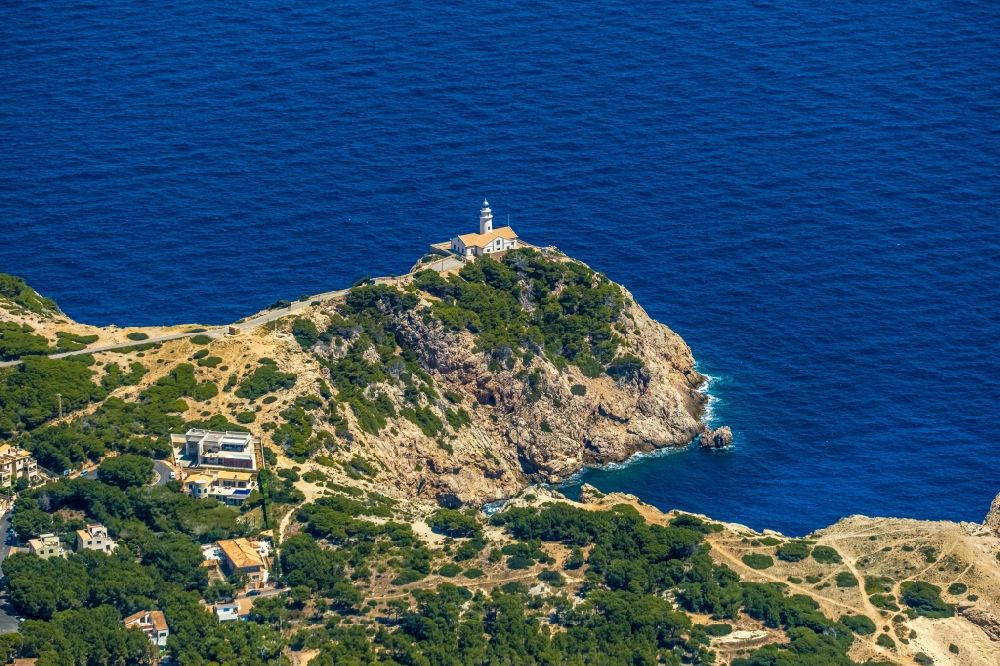 Luftaufnahme Capdepera - Leuchtturm als historisches Seefahrtszeichen im Küstenbereich Faro de Capdepera an der Carrer de sa Comassa in Capdepera in Balearische Insel Mallorca, Spanien