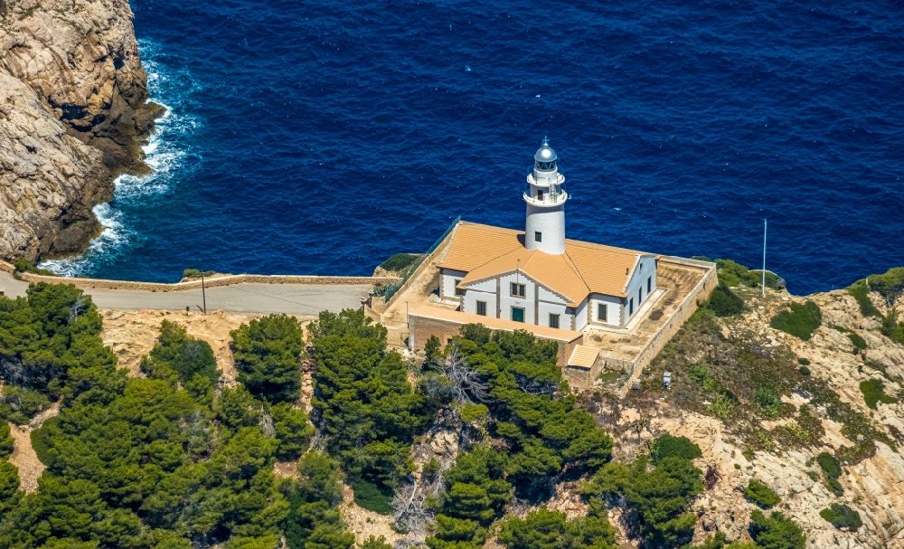 Capdepera von oben - Leuchtturm als historisches Seefahrtszeichen im Küstenbereich Faro de Capdepera an der Carrer de sa Comassa in Capdepera in Balearische Insel Mallorca, Spanien