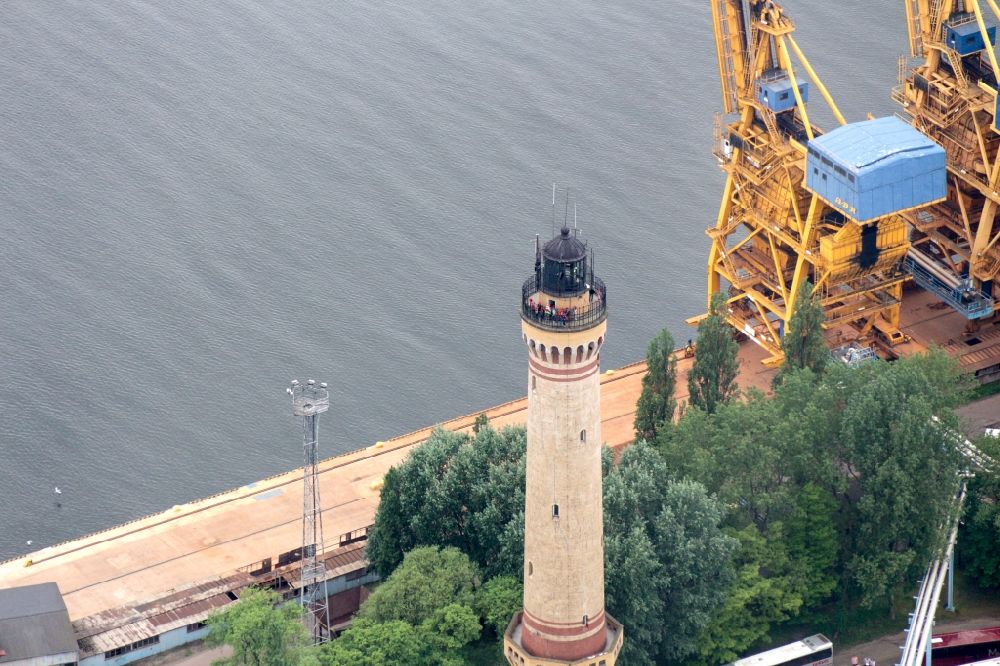 Luftaufnahme Swinemünde - Leuchtturm als historisches Seefahrtszeichen im Küstenbereich des Hafen in Swinemünde Swinoujscie in Westpommern, Polen