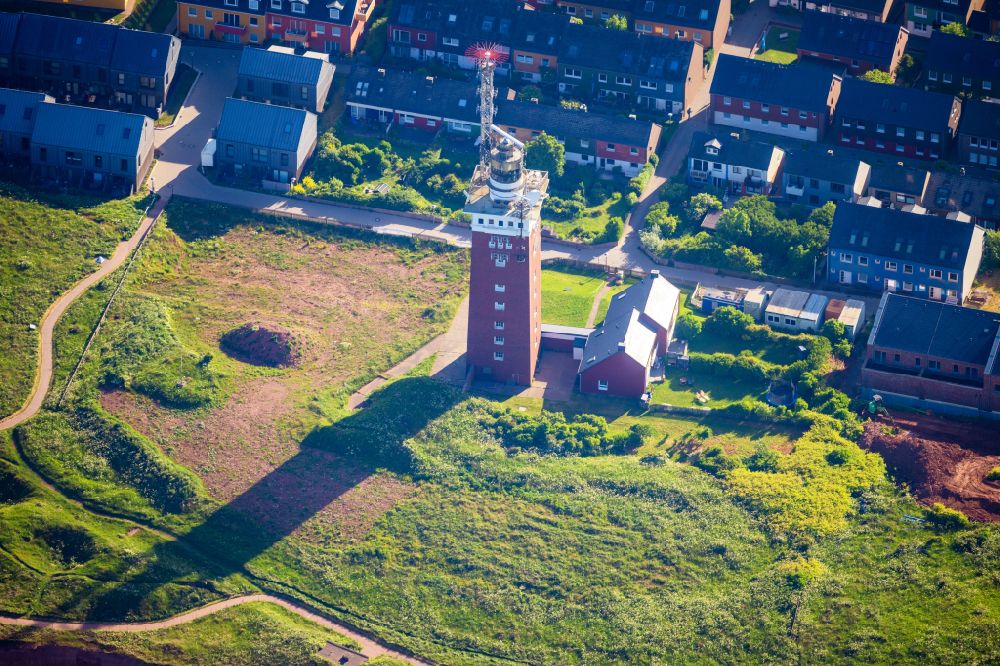 Helgoland von oben - Leuchtturm als historisches Seefahrtszeichen im Küstenbereich Hauptinsel in Helgoland im Bundesland Schleswig-Holstein, Deutschland