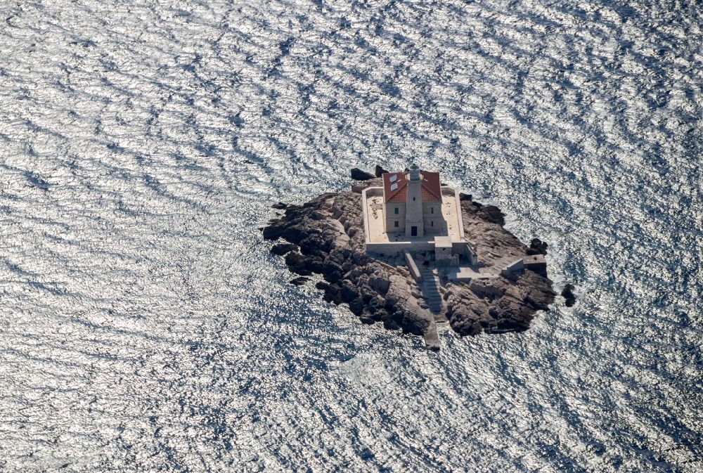 Rogoznica von oben - Leuchtturm als historisches Seefahrtszeichen im Küstenbereich der Insel Otocic Mulo in Rogoznica in Kroatien