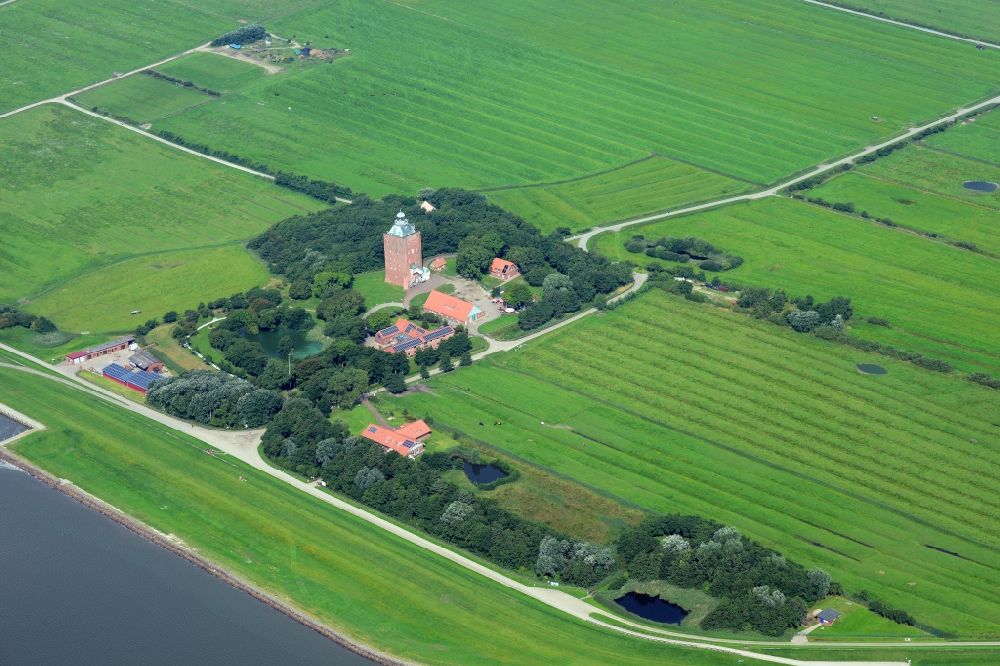 Luftaufnahme Hamburg - Leuchtturm als historisches Seefahrtszeichen im Küstenbereich der Nordsee-Insel Neuwerk in Hamburg