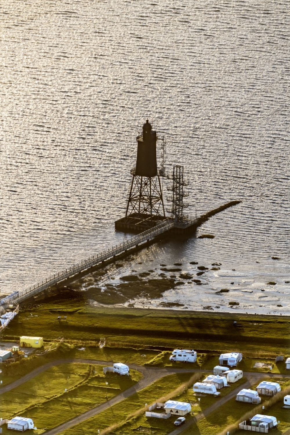 Luftbild Wurster Nordseeküste - Leuchtturm als historisches Seefahrtszeichen im Küstenbereich der Nordsee im Ortsteil Dorum in Wurst Nordseeküste im Bundesland