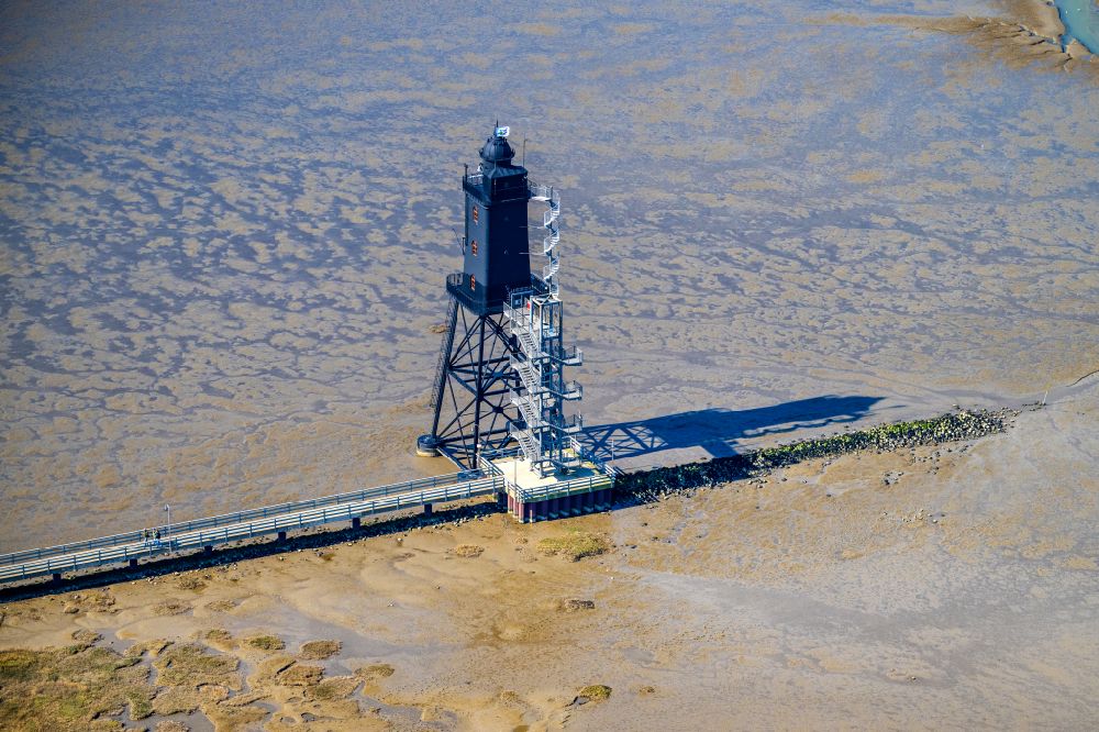 Luftaufnahme Wurster Nordseeküste - Leuchtturm als historisches Seefahrtszeichen im Küstenbereich der Nordsee im Ortsteil Dorum in Wurst Nordseeküste im Bundesland