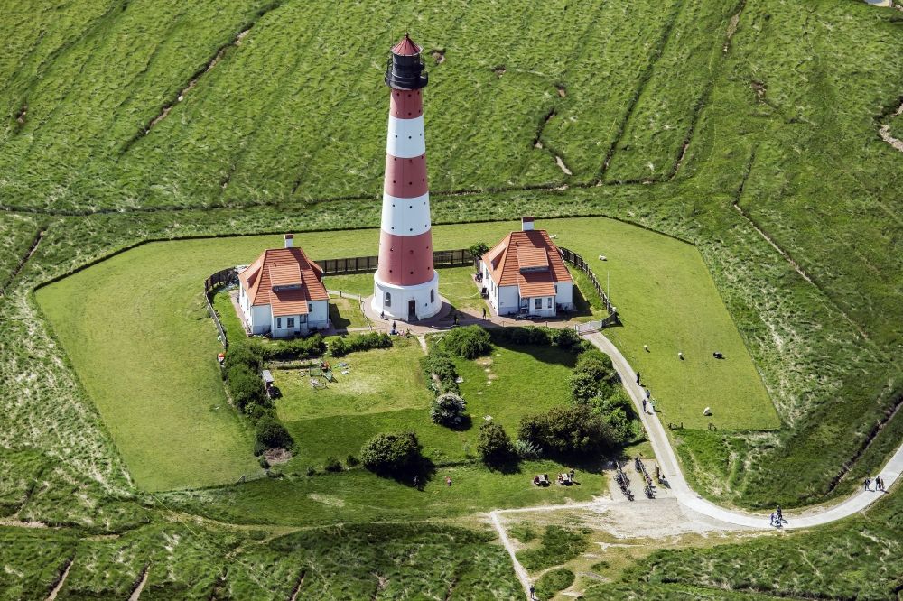 westerhever von oben - Leuchtturm als historisches Seefahrtszeichen im Küstenbereich der Nordsee im Ortsteil Hauert in Westerhever im Bundesland Schleswig-Holstein