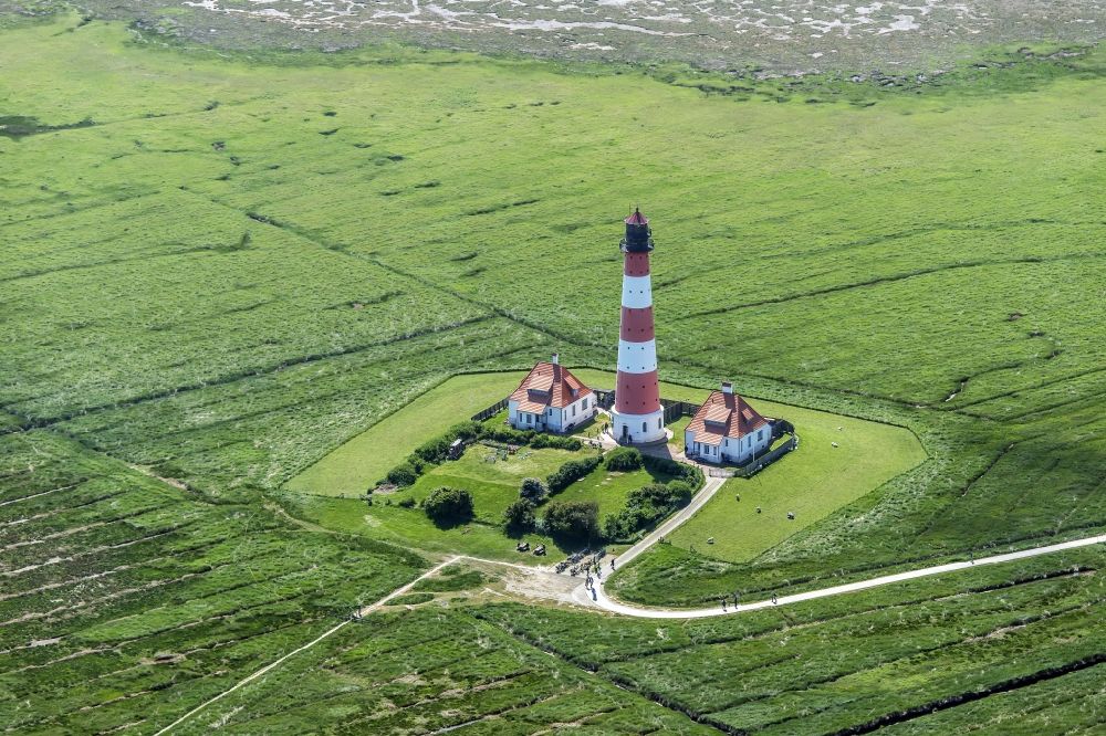 westerhever von oben - Leuchtturm als historisches Seefahrtszeichen im Küstenbereich der Nordsee im Ortsteil Hauert in Westerhever im Bundesland Schleswig-Holstein
