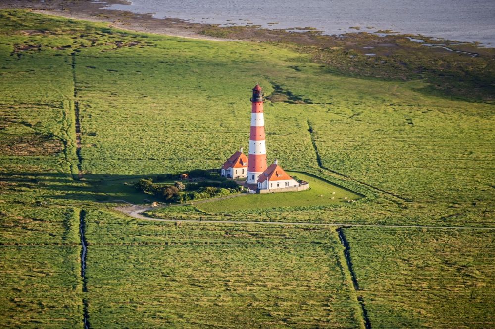 Luftaufnahme westerhever - Leuchtturm als historisches Seefahrtszeichen im Küstenbereich der Nordsee im Ortsteil Hauert in Westerhever im Bundesland Schleswig-Holstein