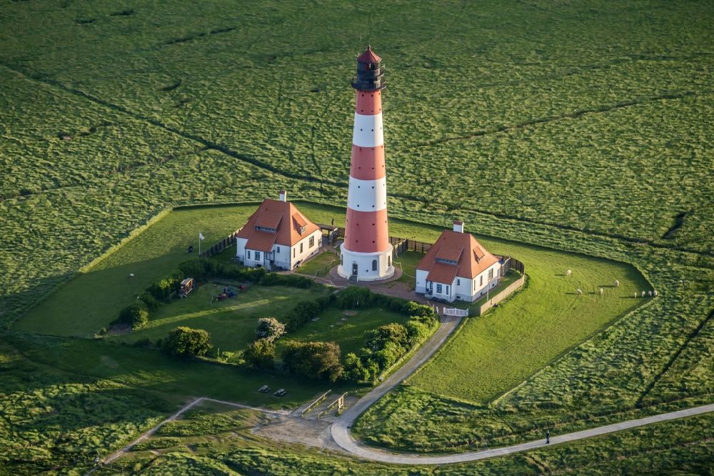 Luftbild westerhever - Leuchtturm als historisches Seefahrtszeichen im Küstenbereich der Nordsee im Ortsteil Hauert in Westerhever im Bundesland Schleswig-Holstein