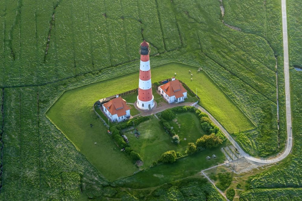 Luftaufnahme westerhever - Leuchtturm als historisches Seefahrtszeichen im Küstenbereich der Nordsee im Ortsteil Hauert in Westerhever im Bundesland Schleswig-Holstein