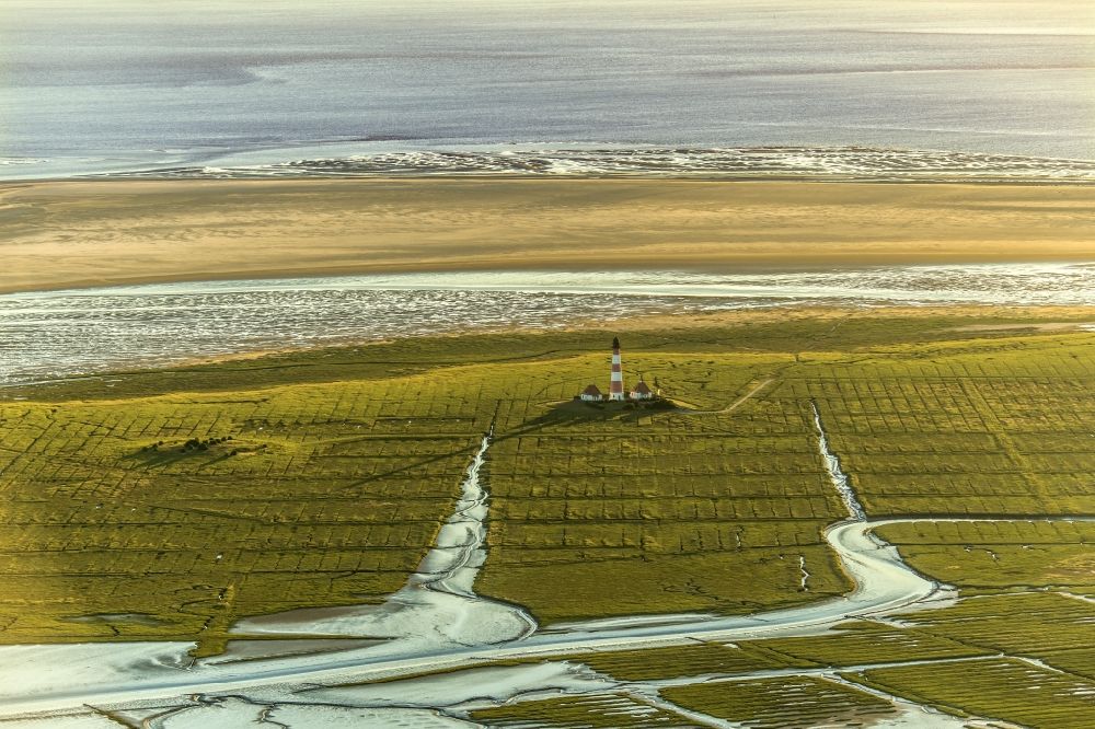 Luftaufnahme Westerhever - Leuchtturm als historisches Seefahrtszeichen im Küstenbereich der Nordsee im Ortsteil Hauert in Westerhever im Bundesland Schleswig-Holstein