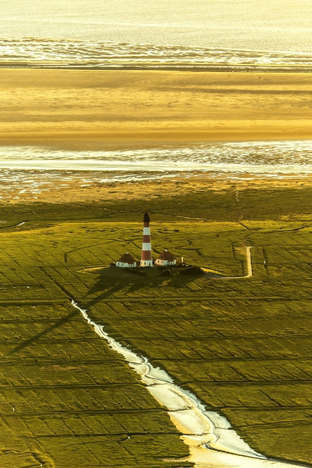 Westerhever von oben - Leuchtturm als historisches Seefahrtszeichen im Küstenbereich der Nordsee im Ortsteil Hauert in Westerhever im Bundesland Schleswig-Holstein