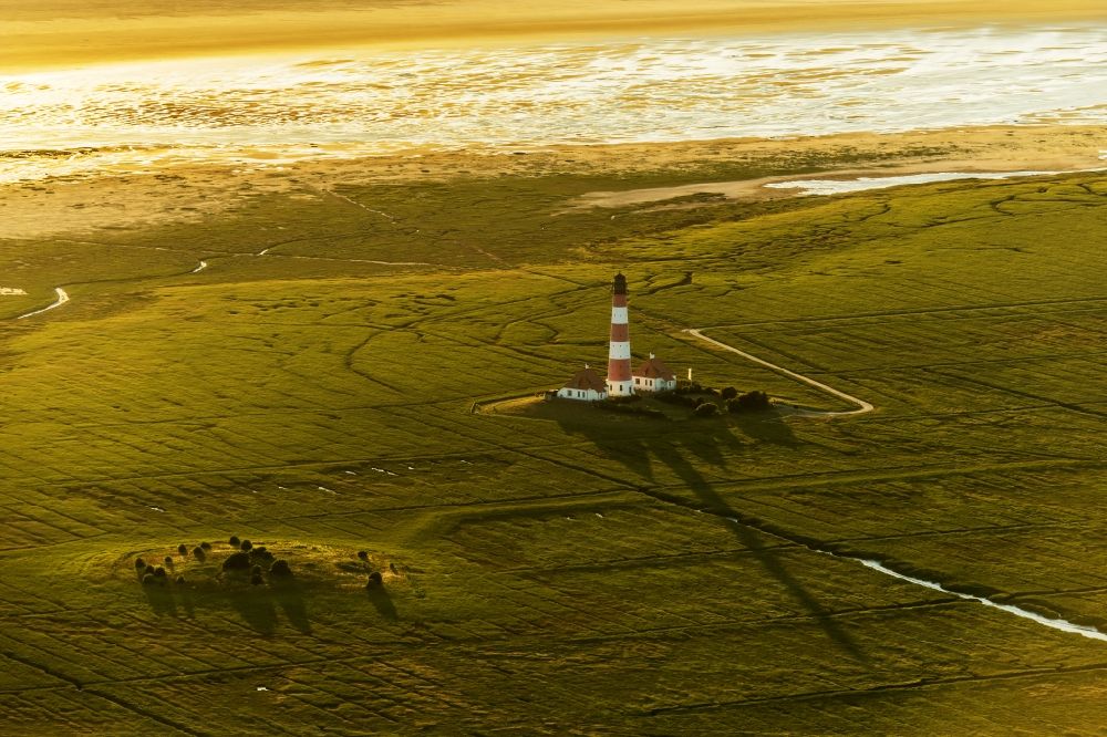 Luftbild Westerhever - Leuchtturm als historisches Seefahrtszeichen im Küstenbereich der Nordsee im Ortsteil Hauert in Westerhever im Bundesland Schleswig-Holstein
