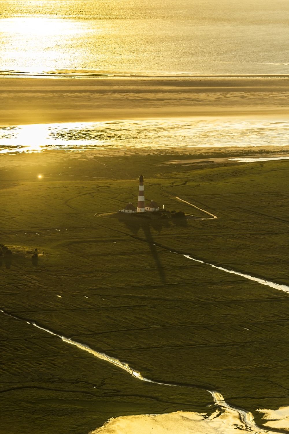 Luftbild Westerhever - Leuchtturm als historisches Seefahrtszeichen im Küstenbereich der Nordsee im Ortsteil Hauert in Westerhever im Bundesland Schleswig-Holstein