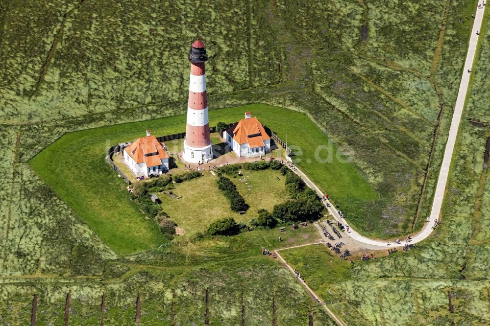 Luftaufnahme Westerhever - Leuchtturm als historisches Seefahrtszeichen im Küstenbereich der Nordsee im Ortsteil Hauert in Westerhever im Bundesland Schleswig-Holstein