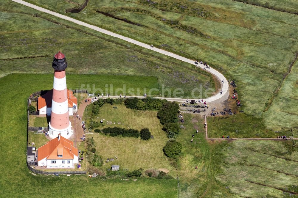 Westerhever von oben - Leuchtturm als historisches Seefahrtszeichen im Küstenbereich der Nordsee im Ortsteil Hauert in Westerhever im Bundesland Schleswig-Holstein