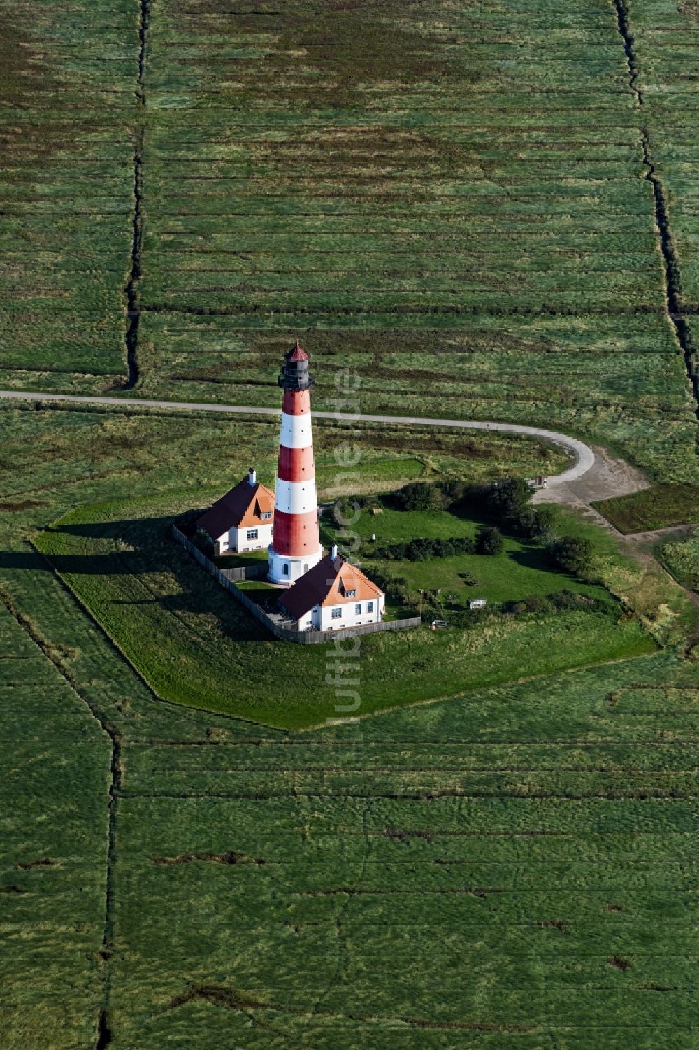 Luftaufnahme Tating - Leuchtturm als historisches Seefahrtszeichen im Küstenbereich der Nordsee im Ortsteil Hauert in Westerhever im Bundesland Schleswig-Holstein