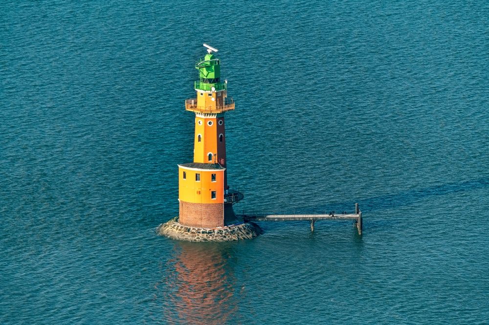 Luftaufnahme Butjadingen - Leuchtturm als historisches Seefahrtszeichen im Küstenbereich der Nordsee im Ortsteil Langwarden in Butjadingen im Bundesland Niedersachsen