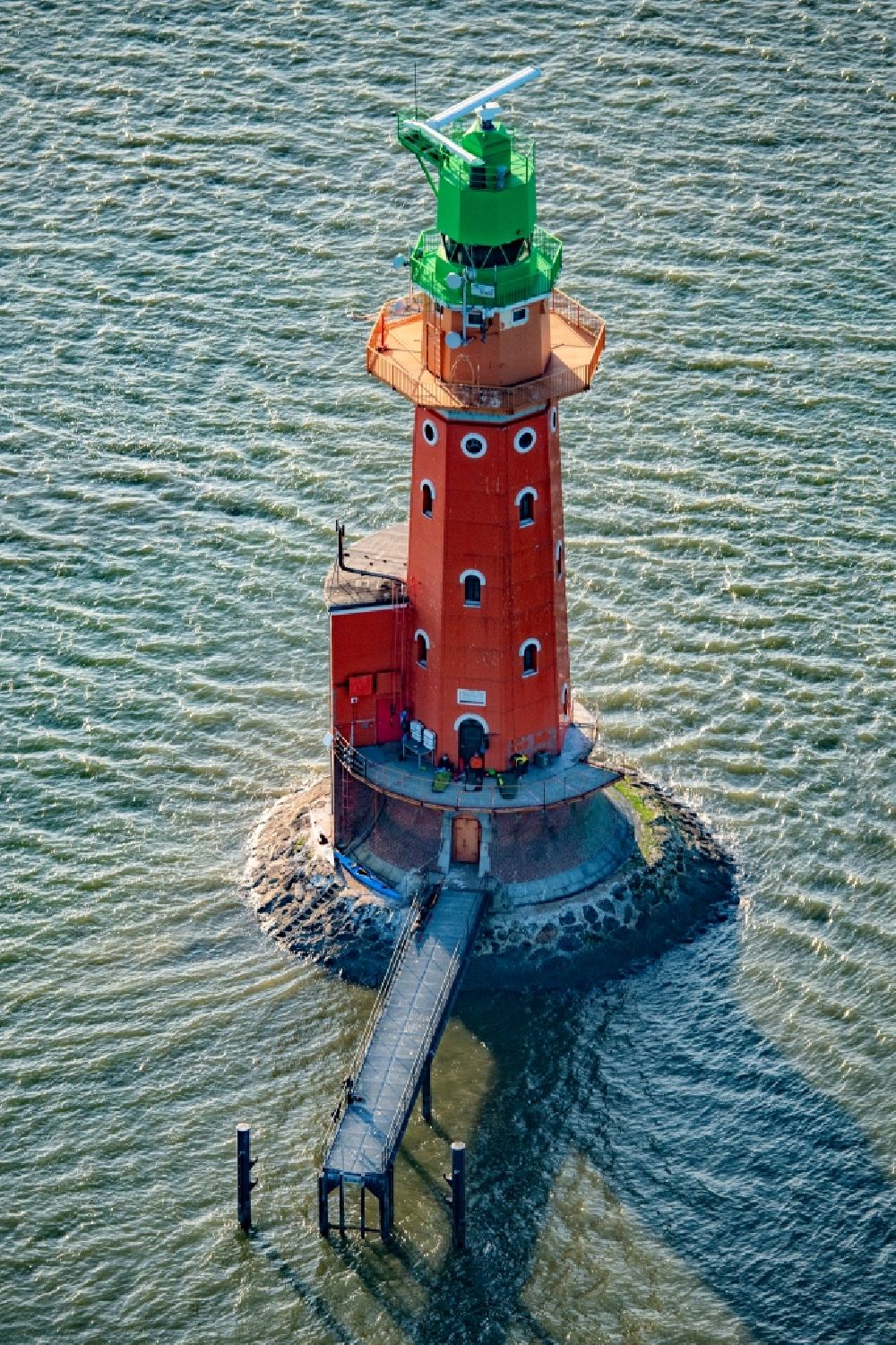 Butjadingen von oben - Leuchtturm als historisches Seefahrtszeichen im Küstenbereich der Nordsee im Ortsteil Langwarden in Butjadingen im Bundesland Niedersachsen