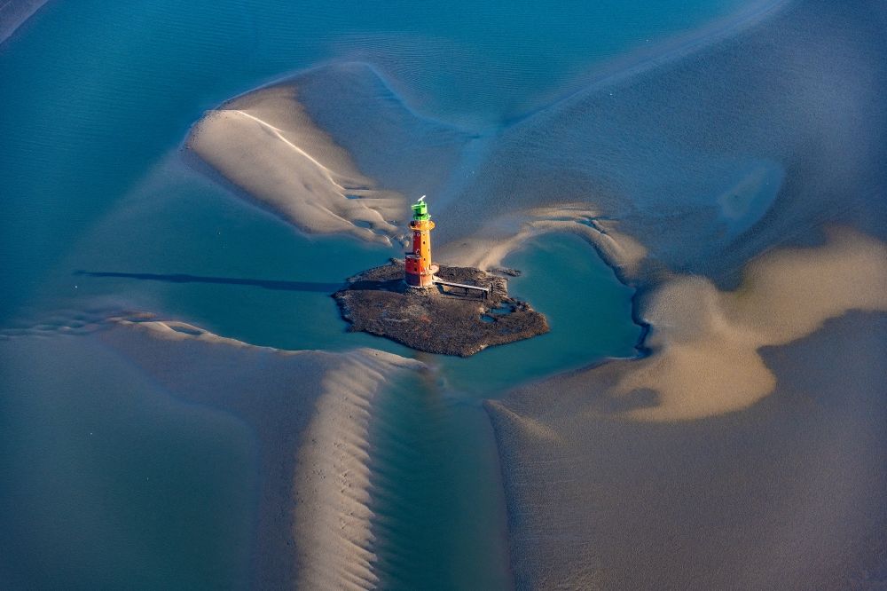 Luftbild Butjadingen - Leuchtturm als historisches Seefahrtszeichen im Küstenbereich der Nordsee im Ortsteil Langwarden in Butjadingen im Bundesland Niedersachsen