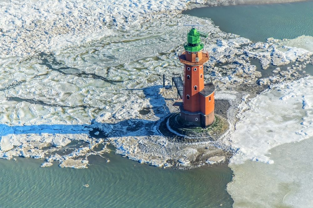 Butjadingen von oben - Leuchtturm als historisches Seefahrtszeichen im Küstenbereich der Nordsee im Packeis im Ortsteil Langwarden in Butjadingen im Bundesland Niedersachsen