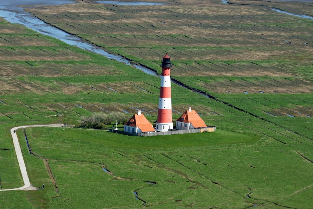 Luftaufnahme Tating - Leuchtturm als historisches Seefahrtszeichen im Küstenbereich der Nordsee in Tating im Bundesland Schleswig-Holstein