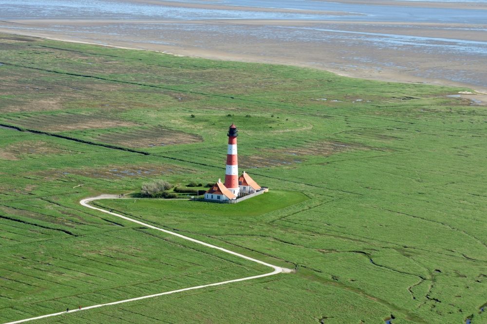 Tating von oben - Leuchtturm als historisches Seefahrtszeichen im Küstenbereich der Nordsee in Tating im Bundesland Schleswig-Holstein