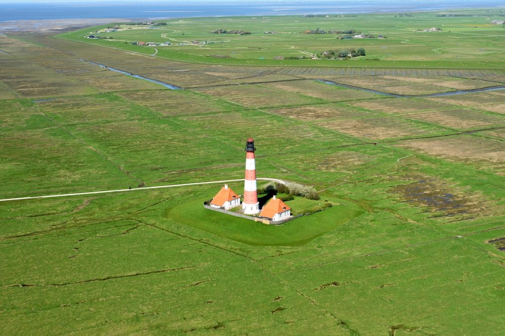 Tating aus der Vogelperspektive: Leuchtturm als historisches Seefahrtszeichen im Küstenbereich der Nordsee in Tating im Bundesland Schleswig-Holstein