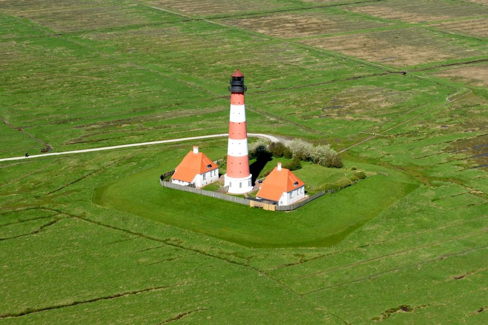 Luftbild Tating - Leuchtturm als historisches Seefahrtszeichen im Küstenbereich der Nordsee in Tating im Bundesland Schleswig-Holstein