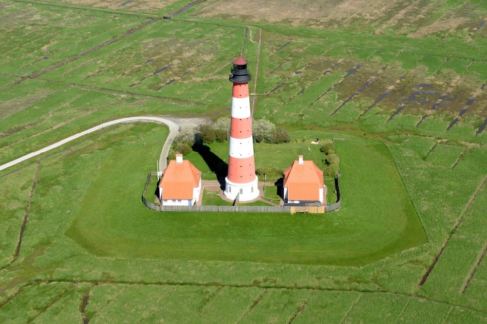 Tating von oben - Leuchtturm als historisches Seefahrtszeichen im Küstenbereich der Nordsee in Tating im Bundesland Schleswig-Holstein
