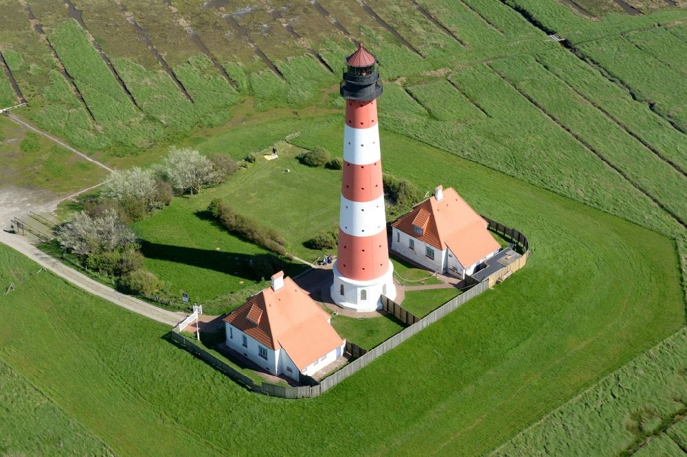 Luftbild Tating - Leuchtturm als historisches Seefahrtszeichen im Küstenbereich der Nordsee in Tating im Bundesland Schleswig-Holstein
