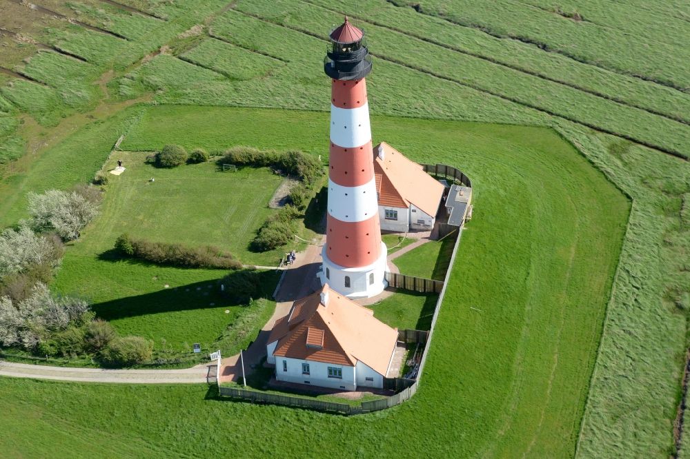 Luftaufnahme Tating - Leuchtturm als historisches Seefahrtszeichen im Küstenbereich der Nordsee in Tating im Bundesland Schleswig-Holstein