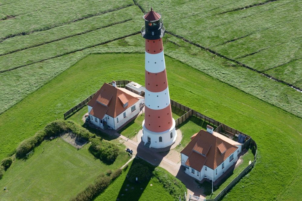 Tating aus der Vogelperspektive: Leuchtturm als historisches Seefahrtszeichen im Küstenbereich der Nordsee in Tating im Bundesland Schleswig-Holstein