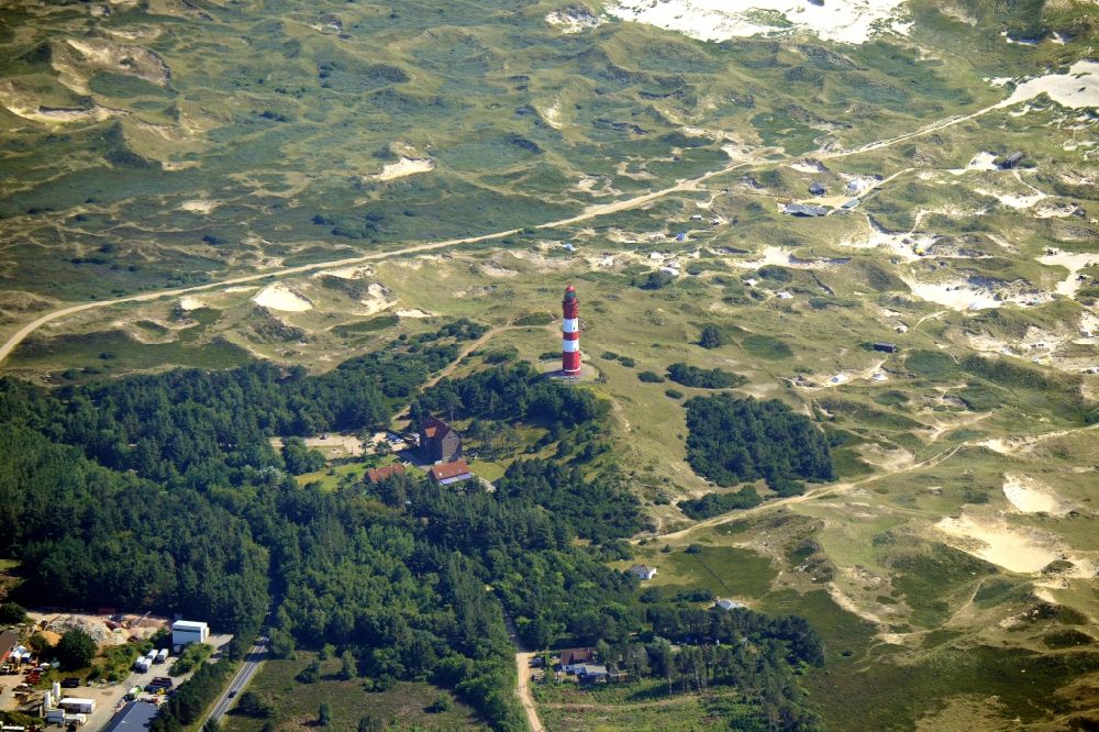 Wittdün auf Amrum von oben - Leuchtturm als historisches Seefahrtszeichen im Küstenbereich der Nordsee in Wittdün auf Amrum im Bundesland Schleswig-Holstein