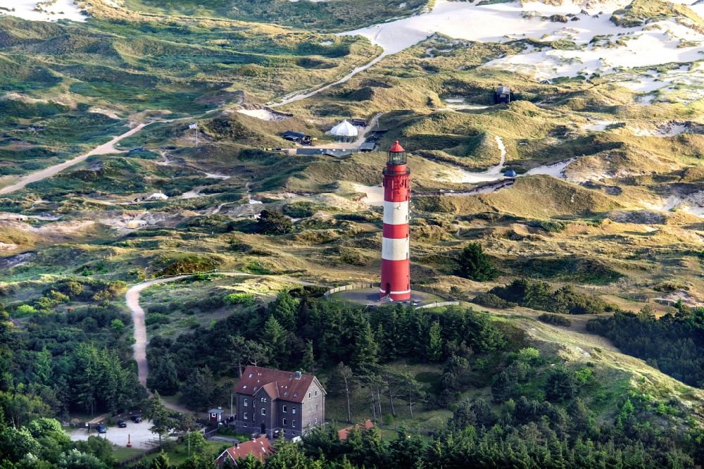Luftbild Nebel - Leuchtturm als historisches Seefahrtszeichen im Küstenbereich der Nordsee in Wittdün auf Amrum im Bundesland Schleswig-Holstein