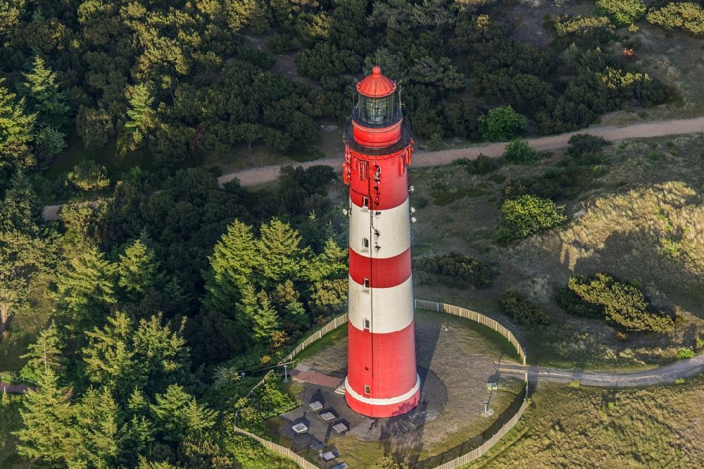 Luftaufnahme Nebel - Leuchtturm als historisches Seefahrtszeichen im Küstenbereich der Nordsee in Wittdün auf Amrum im Bundesland Schleswig-Holstein