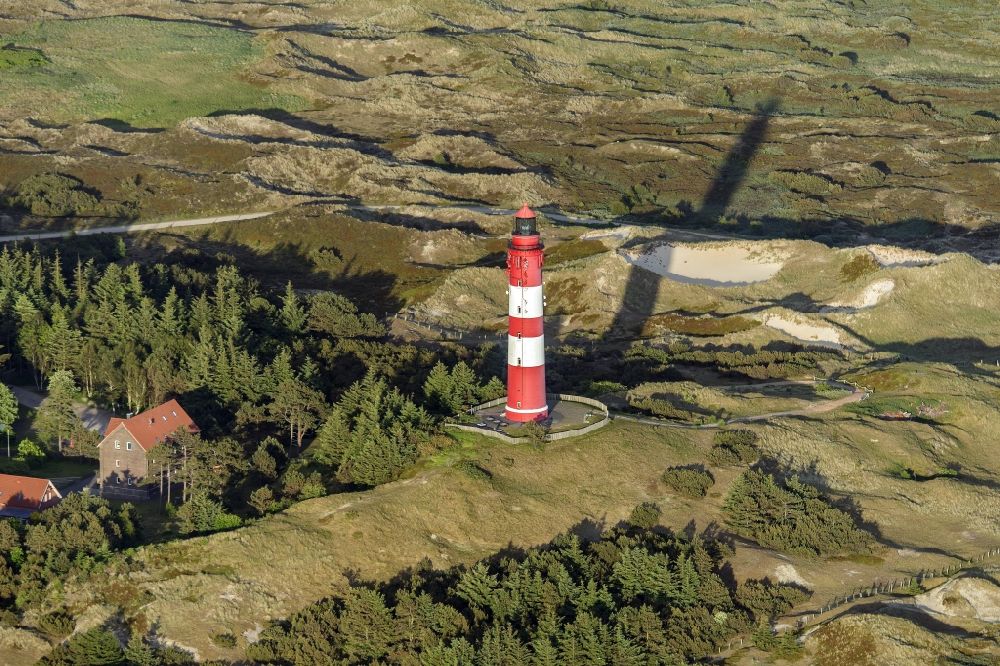 Nebel von oben - Leuchtturm als historisches Seefahrtszeichen im Küstenbereich der Nordsee in Wittdün auf Amrum im Bundesland Schleswig-Holstein