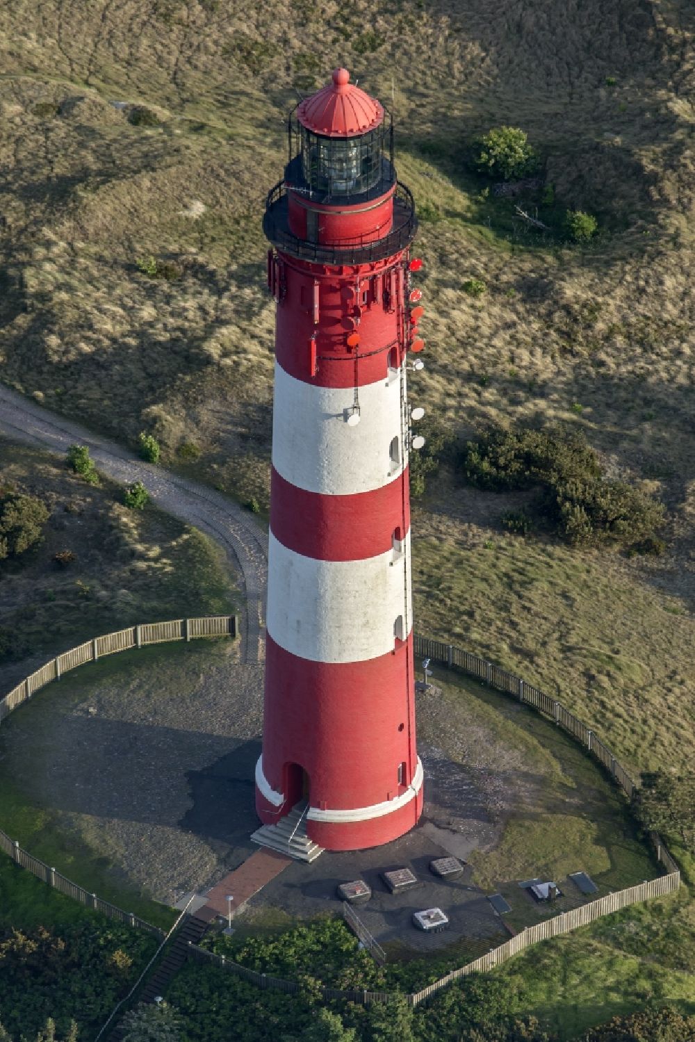 Luftbild Nebel - Leuchtturm als historisches Seefahrtszeichen im Küstenbereich der Nordsee in Wittdün auf Amrum im Bundesland Schleswig-Holstein