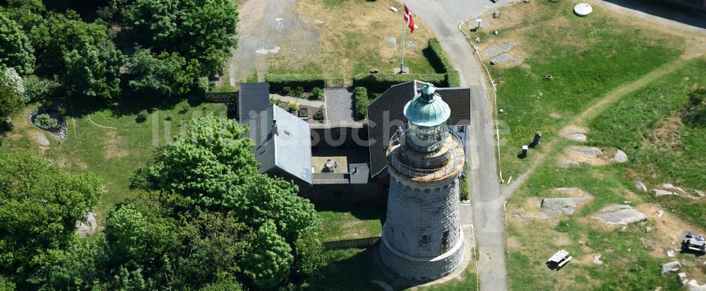 Luftaufnahme Allinge - Leuchtturm als historisches Seefahrtszeichen im Küstenbereich der Ostsee auf der Insel Bornholm in Allinge in Region Hovedstaden, Dänemark