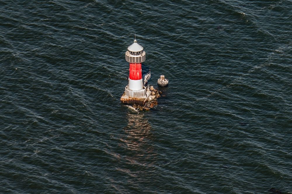 Kröslin aus der Vogelperspektive: Leuchtturm als historisches Seefahrtszeichen im Küstenbereich der Ostsee in Kröslin im Bundesland Mecklenburg-Vorpommern
