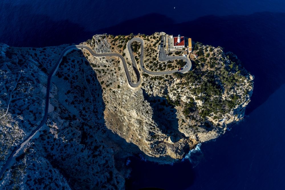 Luftaufnahme Pollenca - Leuchtturm als historisches Seefahrtszeichen im Küstenbereich in Pollenca in Balearische Insel Mallorca, Spanien
