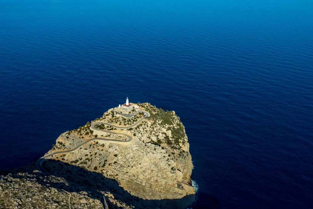 Luftbild Pollenca - Leuchtturm als historisches Seefahrtszeichen im Küstenbereich in Pollenca in Balearische Insel Mallorca, Spanien