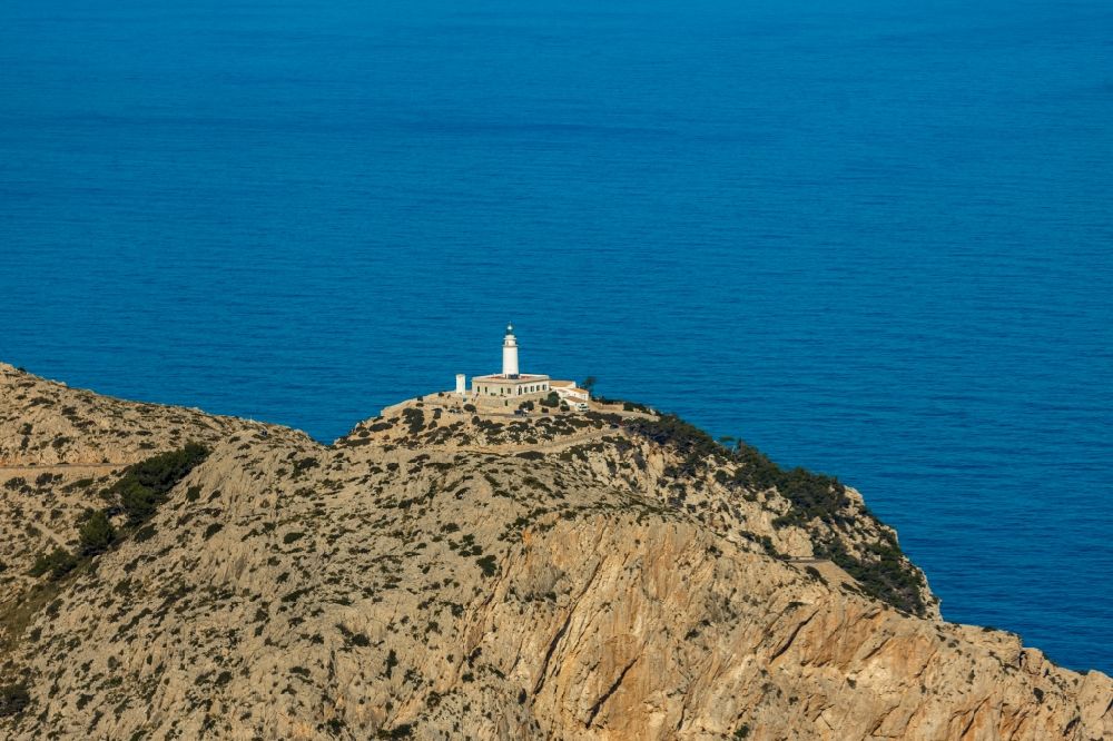 Pollenca aus der Vogelperspektive: Leuchtturm als historisches Seefahrtszeichen im Küstenbereich in Pollenca in Balearische Insel Mallorca, Spanien
