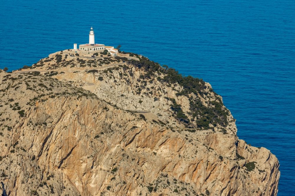 Luftaufnahme Pollenca - Leuchtturm als historisches Seefahrtszeichen im Küstenbereich in Pollenca in Balearische Insel Mallorca, Spanien
