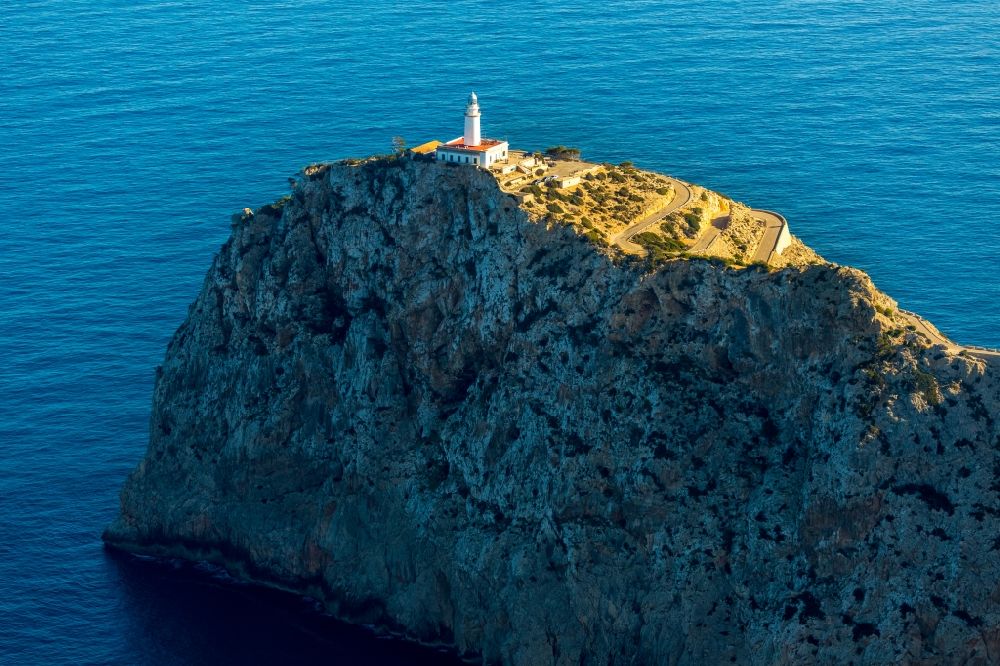 Pollenca aus der Vogelperspektive: Leuchtturm als historisches Seefahrtszeichen im Küstenbereich in Pollenca in Balearische Insel Mallorca, Spanien