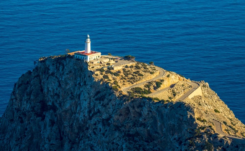 Luftbild Pollenca - Leuchtturm als historisches Seefahrtszeichen im Küstenbereich in Pollenca in Balearische Insel Mallorca, Spanien
