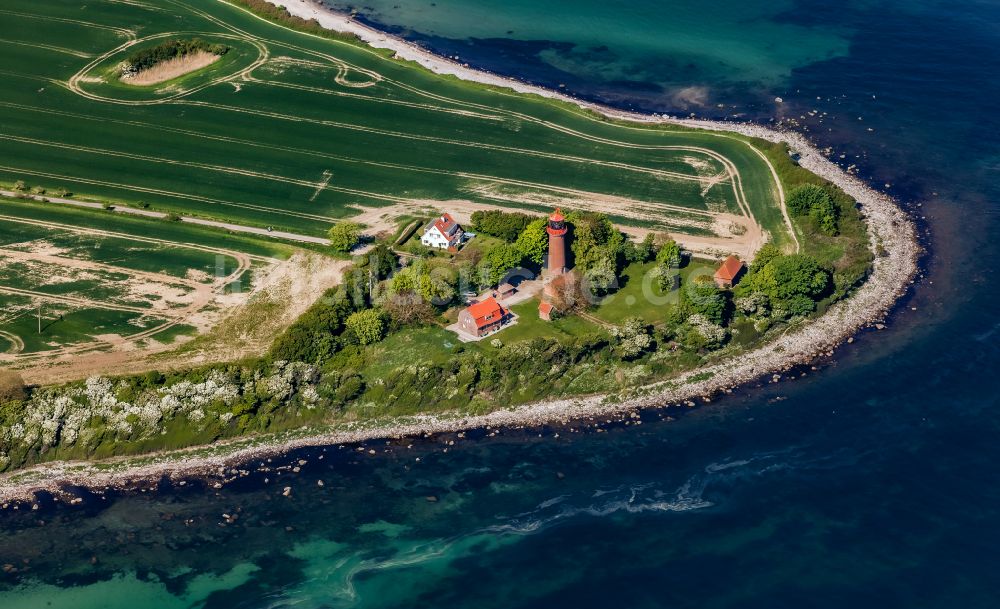 Luftaufnahme Fehmarn - Leuchtturm als historisches Seefahrtszeichen im Küstenbereich Staberhuk im Südosten der Insel Fehmarn in Fehmarn im Bundesland Schleswig-Holstein, Deutschland