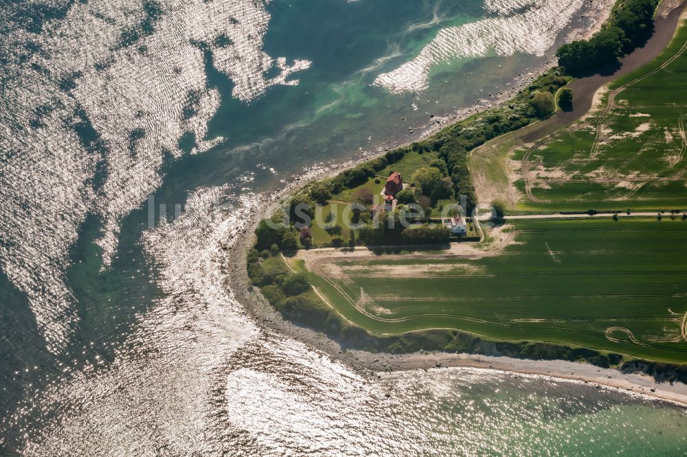 Luftbild Fehmarn - Leuchtturm als historisches Seefahrtszeichen im Küstenbereich Staberhuk im Südosten der Insel Fehmarn in Fehmarn im Bundesland Schleswig-Holstein, Deutschland