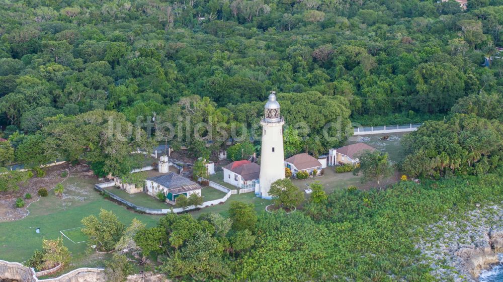 West End aus der Vogelperspektive: Leuchtturm als historisches Seefahrtszeichen im Küstenbereich West End Lighthouse in West End in Westmoreland Parish, Jamaika