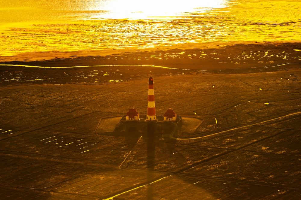 Luftbild Tating - Leuchtturm als historisches Seefahrtszeichen im Küstenbereich Westerheversand im Ortsteil Hauert im Sonnenuntergang in Westerhever im Bundesland Schleswig-Holstein