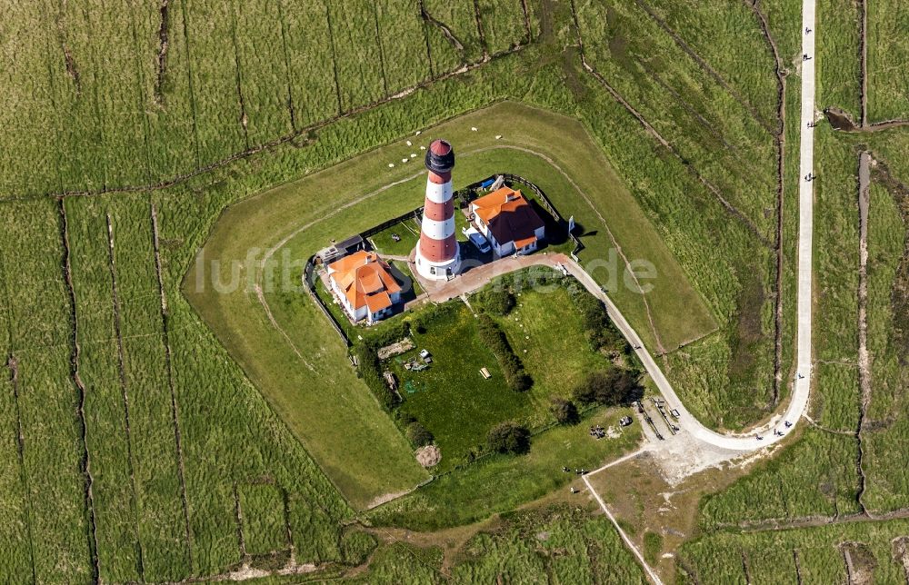 Westerhever von oben - Leuchtturm als historisches Seefahrtszeichen im Küstenbereich Westerheversand im Ortsteil Hauert in Westerhever im Bundesland Schleswig-Holstein